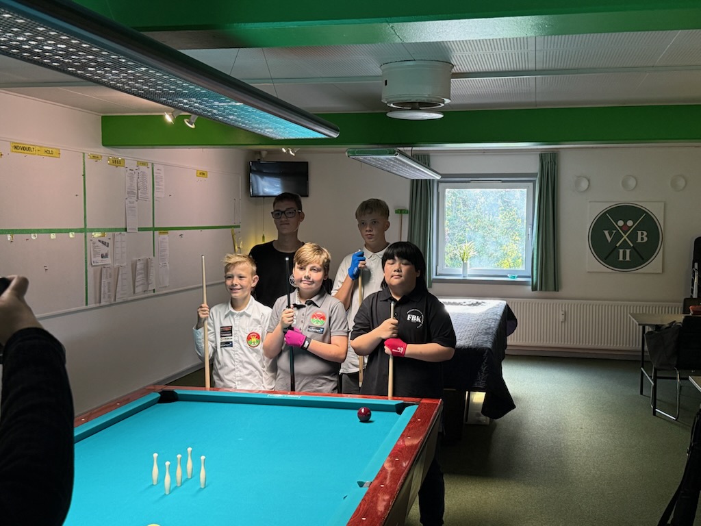 Ung billardspiller fra NFBK ved bordet til Junior Cup
