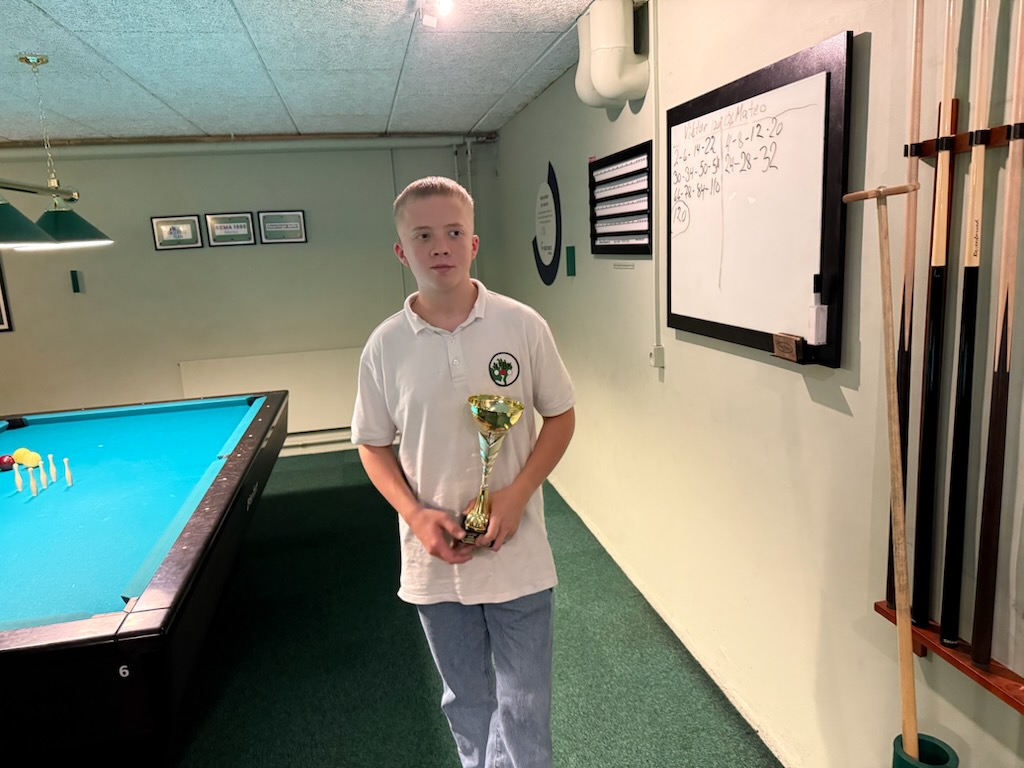 Victor Spanggaard ved billardbordet under Junior Cup i Maribo